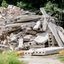 Lietuvos zoologijos sode karaliauja statybų technika: buvę gyvūnų namai virsta griuvėsiais