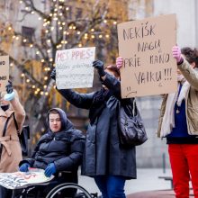 Tėvų protestas Kaune: „Ar aukosi savo vaiką eksperimentinei vakcinai?“