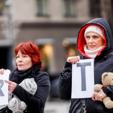 Tėvų protestas Kaune: „Ar aukosi savo vaiką eksperimentinei vakcinai?“