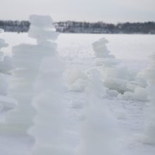 Kauno marių pakrantę nuklojo ledo bokštų skulptūros