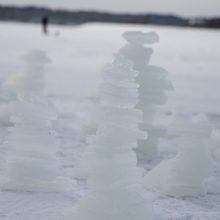 Kauno marių pakrantę nuklojo ledo bokštų skulptūros