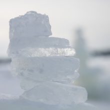 Kauno marių pakrantę nuklojo ledo bokštų skulptūros