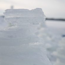 Kauno marių pakrantę nuklojo ledo bokštų skulptūros