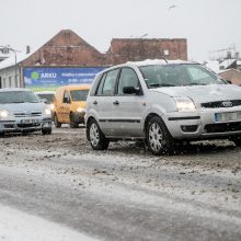 Vairuotojų kantrybę bando slidžios Kauno gatvės 