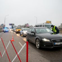 Naujuosius pasitikime namie: policijos postai keliuose, judėjimą mieste stebės ir dronai