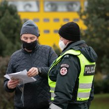 Naujuosius pasitikime namie: policijos postai keliuose, judėjimą mieste stebės ir dronai