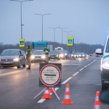 Naujuosius pasitikime namie: policijos postai keliuose, judėjimą mieste stebės ir dronai