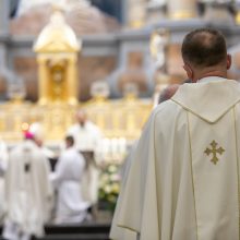 Dėl pandemijos K. Kėvalui arkivyskupo ženklas įteiktas ne Romoje, o Kaune