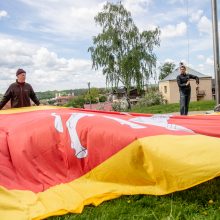 Sveikinimai Kaunui: gimtadienio proga – didžiulė miesto vėliava