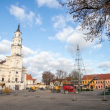 Rotušės aikštėje ryškėja kalėdinės Kauno eglės kontūrai