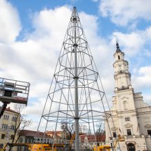 Rotušės aikštėje ryškėja kalėdinės Kauno eglės kontūrai