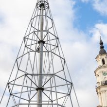 Rotušės aikštėje ryškėja kalėdinės Kauno eglės kontūrai