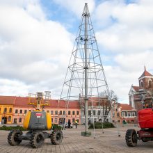 Rotušės aikštėje ryškėja kalėdinės Kauno eglės kontūrai