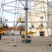 Rotušės aikštėje ryškėja kalėdinės Kauno eglės kontūrai