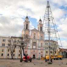 Rotušės aikštėje ryškėja kalėdinės Kauno eglės kontūrai