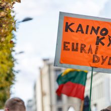 Kaune surengtas mitingas prieš skurdą: „Bankai lupikauja – jaunimas vergauja“