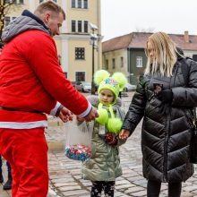 Kauno gatvėse – ratuoti Kalėdų Seneliai: dalijo saldainius ir geras emocijas