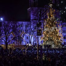 Žingsnis link Kalėdų: įžiebta žvaigždėmis puošta Kauno eglutė!