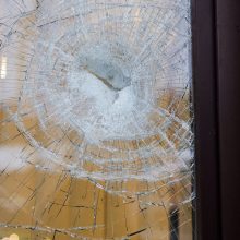 Ataka prieš Kauno teismą: išdaužti langai, vienas jų – salės, kurioje posėdžiauja pats pirmininkas