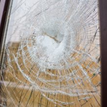 Ataka prieš Kauno teismą: išdaužti langai, vienas jų – salės, kurioje posėdžiauja pats pirmininkas