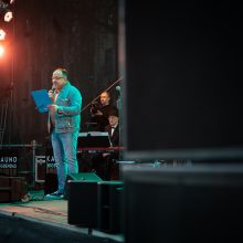 Gyva istorija: prie Kauno muzikinio teatro sodelio vėl rinkosi gėlių vaikai