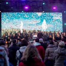 Gyva istorija: prie Kauno muzikinio teatro sodelio vėl rinkosi gėlių vaikai