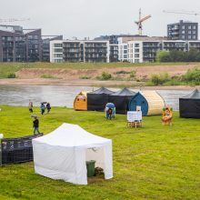 Šventinę dieną lietus plauna tik gatves, bet ne nuotaikas: kauniečiai mėgaujasi renginių gausa