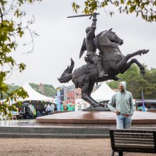 Šventinę dieną lietus plauna tik gatves, bet ne nuotaikas: kauniečiai mėgaujasi renginių gausa