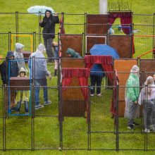 Šventinę dieną lietus plauna tik gatves, bet ne nuotaikas: kauniečiai mėgaujasi renginių gausa