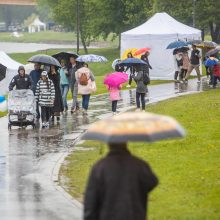 Šventinę dieną lietus plauna tik gatves, bet ne nuotaikas: kauniečiai mėgaujasi renginių gausa