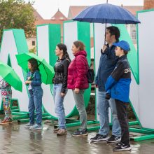 Šventinę dieną lietus plauna tik gatves, bet ne nuotaikas: kauniečiai mėgaujasi renginių gausa