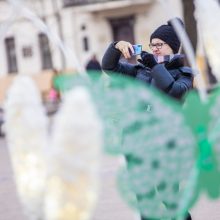 Rotušės aikštėje paskutines dienas skaičiuojanti Kalėdų eglė sulaukė ir kauniečių, ir svečių dėmesio