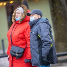 Rotušės aikštėje paskutines dienas skaičiuojanti Kalėdų eglė sulaukė ir kauniečių, ir svečių dėmesio