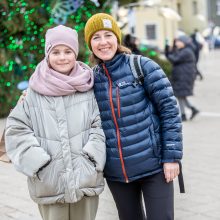 Rotušės aikštėje paskutines dienas skaičiuojanti Kalėdų eglė sulaukė ir kauniečių, ir svečių dėmesio