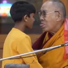 Dalai Lamai paprašius berniuko pačiulpti jo liežuvį kilo ažiotažas: kaip vertinti šį incidentą?