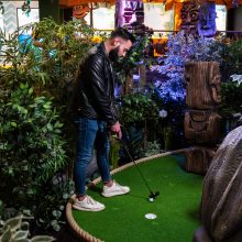 „Megoje“ – dar daugiau pramogų šeimai: duris atvėrė „Jungle Monkeyz Adventure Golf“