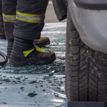 Garažų komplekse Vilniuje atvira liepsna degė automobilis – dūmais apsinuodijo keli žmonės