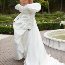 Vestuvinėse suknelėse – retro akcentai
