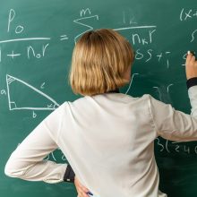 Tėvai pasipiktinę: kaip išmokti matematikos, kai nėra mokytojos?