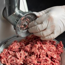 Sustabdyta vienos mėsos produktų gamintojos veikla: rasta graužikų išmatų, pelėsiu padengtų indų