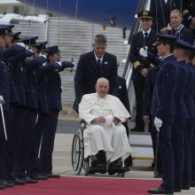 AFP: popiežius Pranciškus atvyko į Lisaboną dalyvauti pasaulinėje katalikų šventėje 