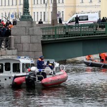 Sankt Peterburge į upę įkritus autobusui žuvo trys žmonės