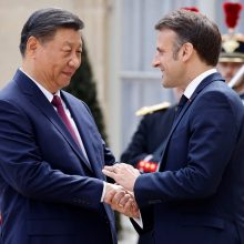 AFP: Kinijos lyderis Xi Jinpingas Paryžiuje susitiko su Prancūzijos prezidentu E. Macronu