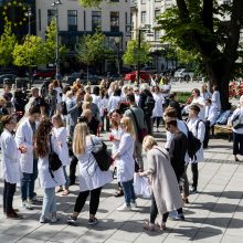 Akcija Vilniuje: šeimos gydytojai iš visos Lietuvos surištomis rankomis išsirikiavo į didelę širdį