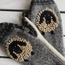 Idėja: iš nebenešiojamų, susitraukusių megztinių E.Gilė kuria nuostabaus grožio pirštines. Kuo gražiau jas išsiuvinėja – tuo didesnė tikimybė, kad jos kažkam ilgai tarnaus.