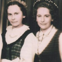 Seserys: K.Kairiūkštytė <span style=color:red;>(kairėje)</span> ir J.M.Kairiūkštytė. 1957 m.