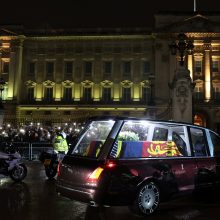 Karalienės Elžbietos II karstas pasiekė Londoną: atkeliavo į Bekingemo rūmus