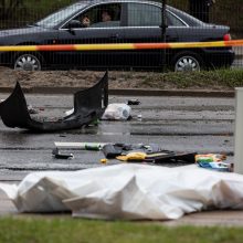 Tragiška avarija Vilniuje: žuvo trys BMW lėkę jaunuoliai, ugniagesiai vadavo prispaustuosius