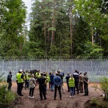 „Tai, aišku, saugesni“: gyventojai laukia paskutinių tvoros ties Baltarusija kilometrų