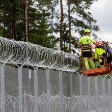 „Tai, aišku, saugesni“: gyventojai laukia paskutinių tvoros ties Baltarusija kilometrų